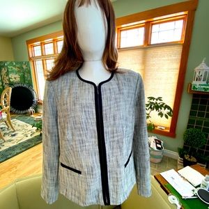 Nice Women’s Black/White Spring/Summer blazer. Dress up or down.